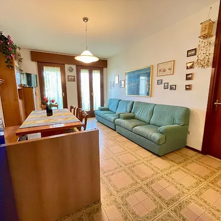 Spacious Beachside Flat With Terrace شقة
