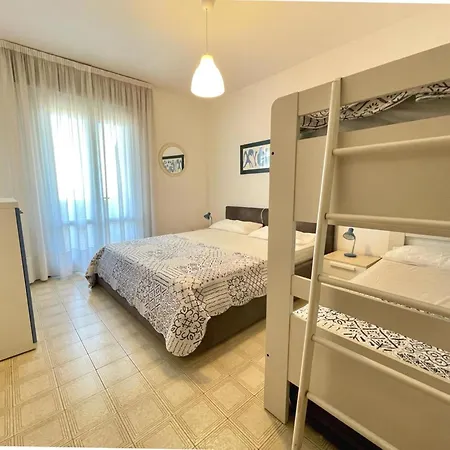 Spacious Beachside Flat With Terrace * Порто-Санта-Маргерита-ди-Каорле