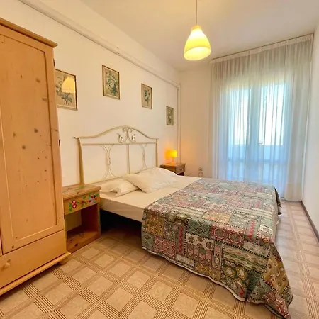 Апартаменты Spacious Beachside Flat With Terrace Порто-Санта-Маргерита-ди-Каорле