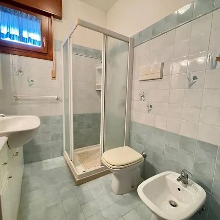 Апартаменты Spacious Beachside Flat With Terrace Порто-Санта-Маргерита-ди-Каорле