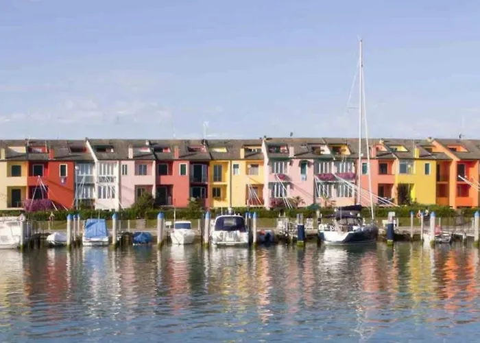 Апартаменты Spacious Beachside Flat With Terrace Порто-Санта-Маргерита-ди-Каорле