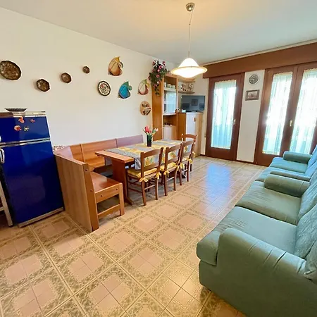 Spacious Beachside Flat With Terrace Lejlighed *