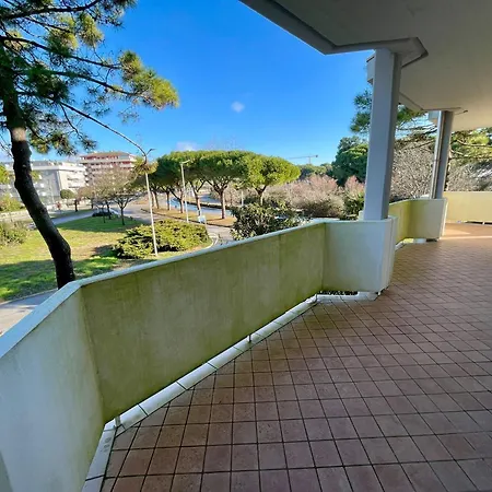 Spacious Beachside Flat With Terrace Lejlighed *