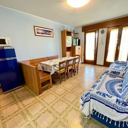Spacious Beachside Flat With Terrace