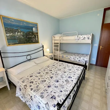 Spacious Beachside Flat With Terrace *