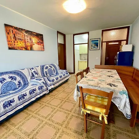 Spacious Beachside Flat With Terrace