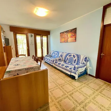 Spacious Beachside Flat With Terrace