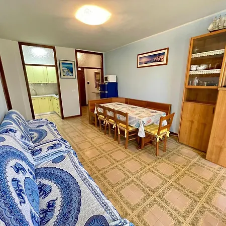Spacious Beachside Flat With Terrace Apartmán *