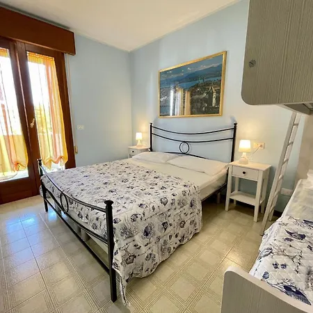 Spacious Beachside Flat With Terrace Apartament *