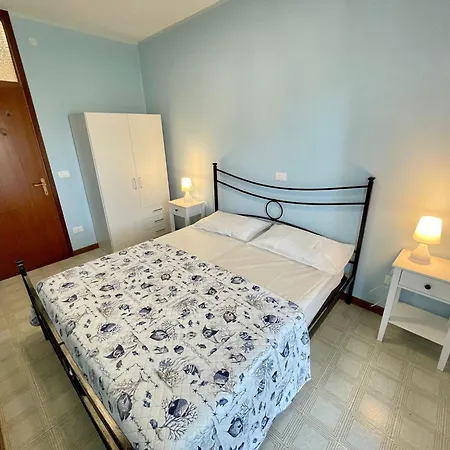 Spacious Beachside Flat With Terrace *