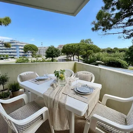 Spacious Beachside Flat With Terrace Apartament